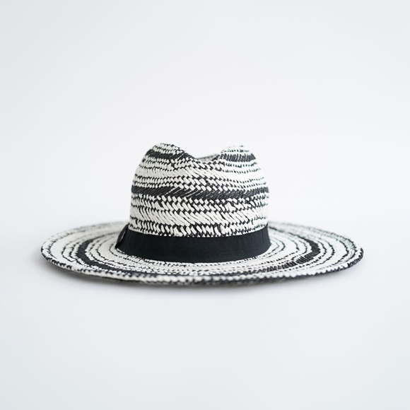 Zara Accessories - ZARA WOVEN HAT
ECRU / BLACK